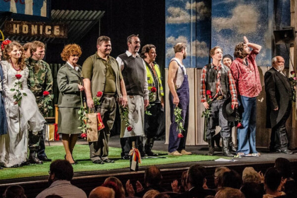 „Furianti – všichni jste furianti – výrostkové, muži, děvčata, ženský – samej furiant!!!“