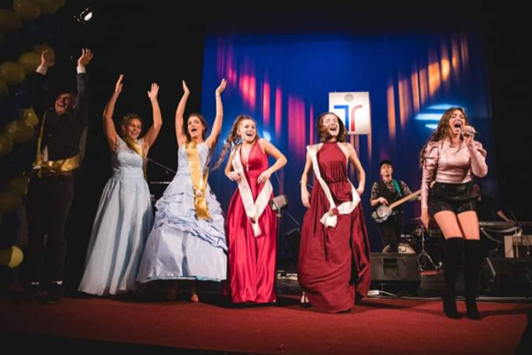 PŘESUNUTÍ MATURITNÍHO PLESU