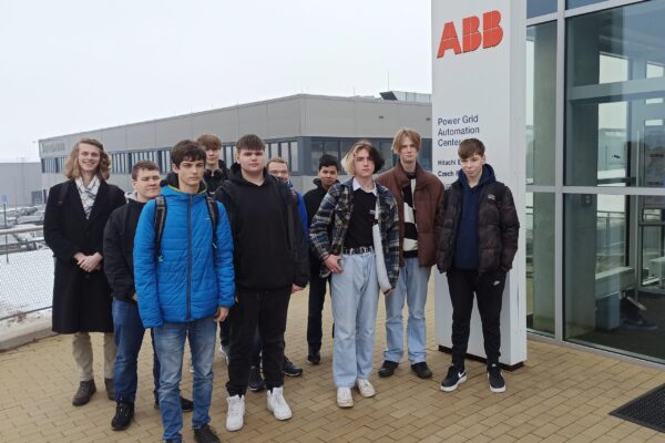 Exkurze studentů IT v&nbsp;trutnovské firmě Hitachi Energy