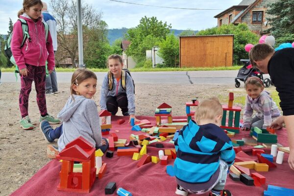Během pochodu Přes tři hrady stavby rostly jak po dešti