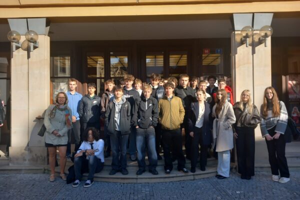 Studenti SOA Náchod navštívili předpremiéru hry O&nbsp;myších a&nbsp;lidech